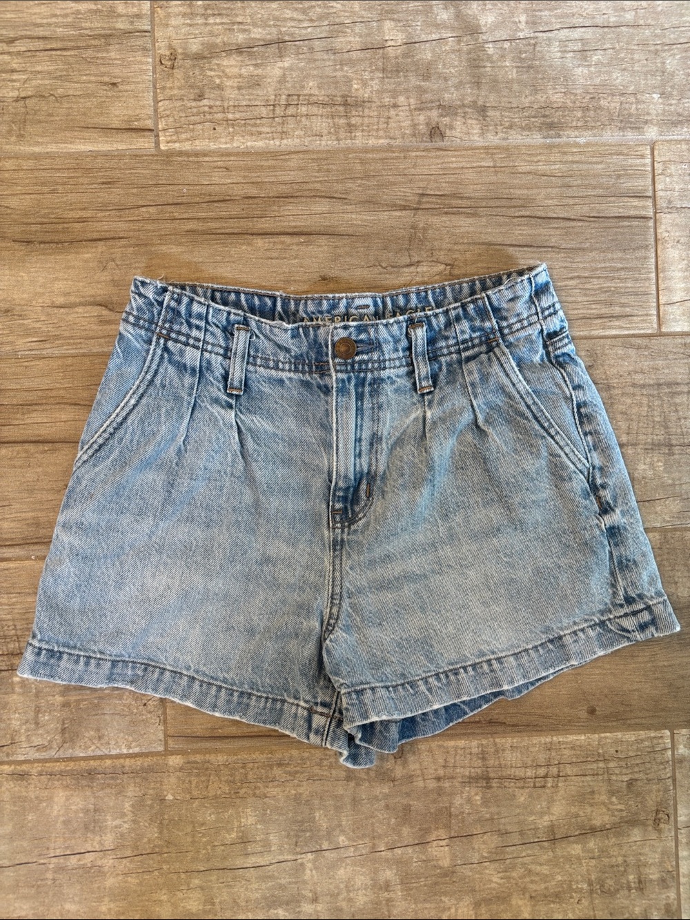 American Eagle High-Waist Mom Short Light Blue Denim